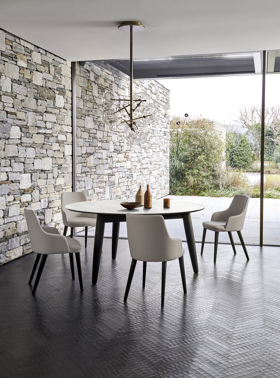 Convivo dining table round ceramic top